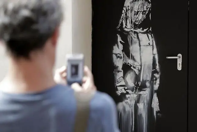 "دختر جوان غمگین" بنکسی پیدا شد