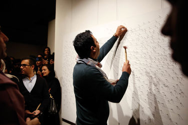 خلق اثر توسط بزرگمهر حسین‌پور در حمایت از کودکان بدسرپرست در گالری آس