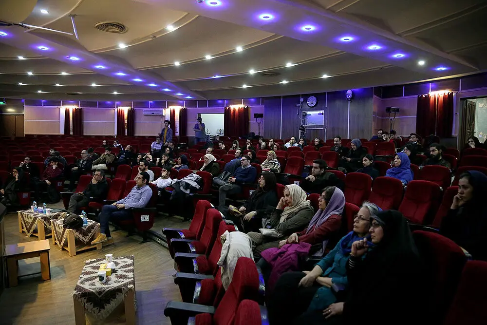 اکران و پنل تحلیل فیلم 