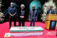 ببینید: تشییع پیکر احمدرضا احمدی با حضور هنرمندان | وداع کیمیایی، آغداشلو، قریبیان و دیگر هنرمندان با آقای شاعر
