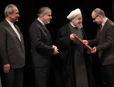 گزارش تصویری ایران‌آرت از  رئیس‌جمهور و کتاب‌بازها