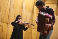 دختر هنرمند ایرانی که در خیابان نوازندگی می‌کند/ ویلن آسو کهزادی آشنای کافه ها و خیابان ها