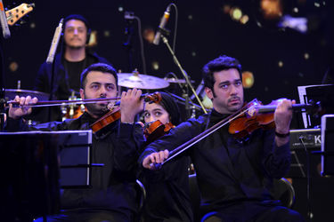 کنسرت "عاشقانه‌های ناصر چشم‌آذر" در سالن همایش‌های برج میلاد