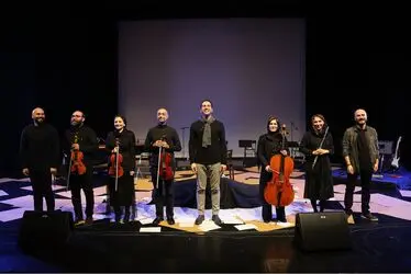 اجراي گروه ساكن روان در برج آزادي
