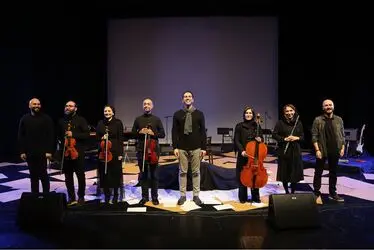 اجراي گروه ساكن روان در برج آزادي