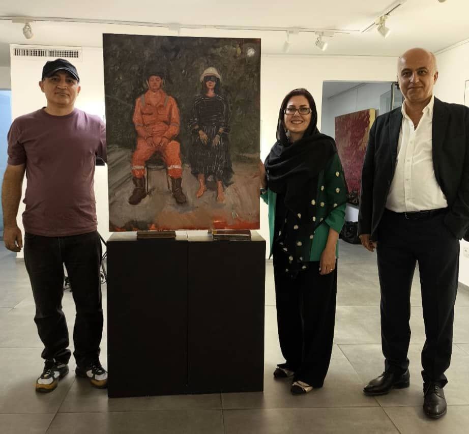 Hamidreza Shafiei Discusses the Paintings Created by Azim Morakabatchi in Front of Crowds