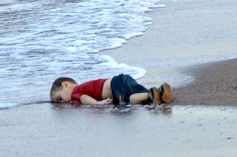 ای کاش آن‌قدر کوچک نبودی!/ شعر خالد حسینی برای کودک سوری