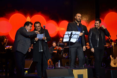 کنسرت "عاشقانه‌های ناصر چشم‌آذر" در سالن همایش‌های برج میلاد