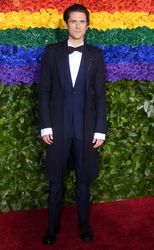 rs_634x1024-190609144823-634-tony-awards-red-carpet-fashions-Aaron-Tveit