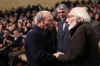 بوسه جمشید مشایخی بر پیشانی علی نصیریان / عکس