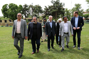 رونمایی از مجسمه ریشه‌ها و سنگ‌ها موزه هنرهای معاصر