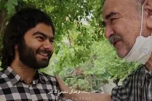 ویدئو: شعرخوانی برای استاد شفیعی کدکنی در حاشیه پیاده‌روی | تواضع و فروتنی شفیعی کدکنی همه را شگفت‌زده می‌کند