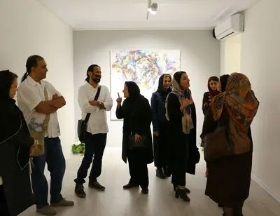 گزارش تصویری ایران‌آرت از نمایشگاه نقاشی‌های نیلوفر قادری‌نژاد در گالری ساربان