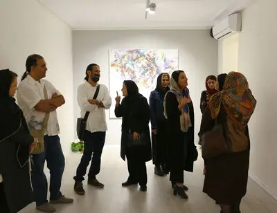 گزارش تصویری ایران‌آرت از نمایشگاه نقاشی‌های نیلوفر قادری‌نژاد در گالری ساربان