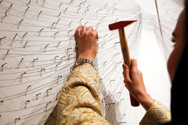 خلق اثر توسط بزرگمهر حسین‌پور در حمایت از کودکان بدسرپرست در گالری آس