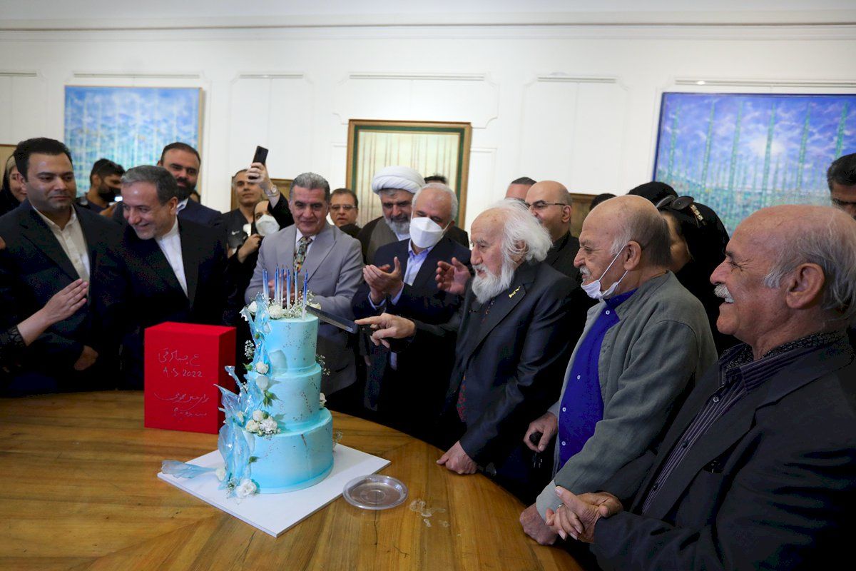 ویدئو: جشن تولد متفاوت ۹۲ سالگی حسین محجوبی/ کاملن دیپلماتیک حتی حضور سفرای اوکراین و روسیه