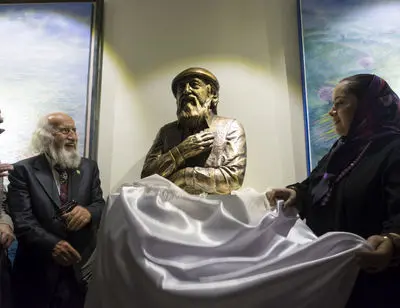 ببینید: رونمایی از تندیس طراح پارک ساعی