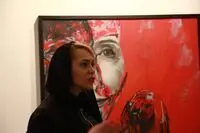 صورتی برای رنج/ رها شرف‌عالی از نمایشگاه "آخرین ما" می‌گوید