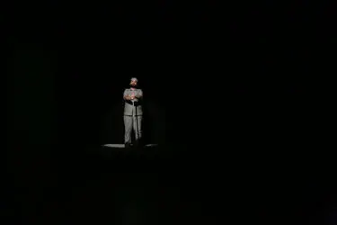 نمایش "چه کسی شلیک کرد" در تماشاخانه مهرگان