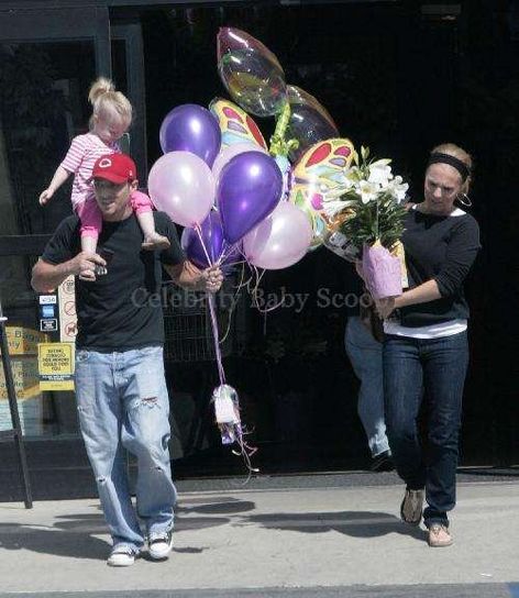 drew-lachey-family-pick-up-birthday-balloons-4