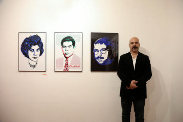 نمایشگاه پوستر آرش تنهایی با نام علیه فراموشی در گالری دنا 