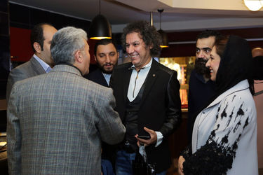 فرش فیروزه‌ای نمایش "مرد بالشی" در مرکز خرید تندیس