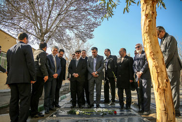 گل‌باران قطعه هنرمندان توسط وزیر ارشاد و معاون هنری وزارت ارشاد