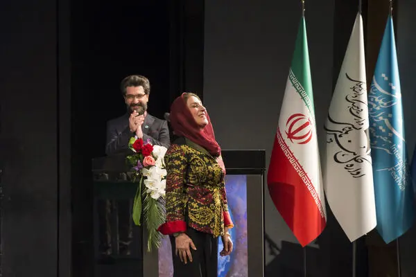 ببینید: ژست خاص فاطمه معتمدآریا وقتی جایزه جشنواره تئاتر فجر را گرفت
