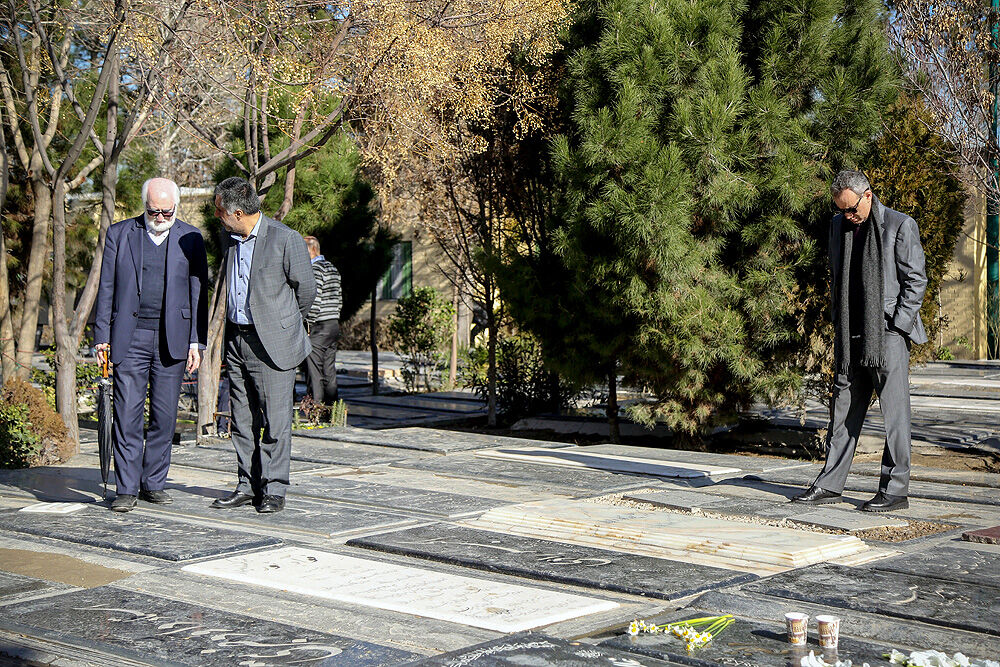 گل‌باران قطعه هنرمندان توسط وزیر ارشاد و معاون هنری وزارت ارشاد