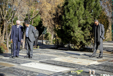 گل‌باران قطعه هنرمندان توسط وزیر ارشاد و معاون هنری وزارت ارشاد