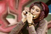 اجرای دیدنی آهنگ "آینه‌ها" فرهاد توسط آزاده مهدوی آزاد/ فیلم