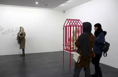 ببینید: آثار هنری عجیب در یک گالری