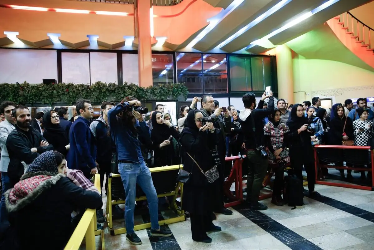 اکران مردمی فیلم « ثبت با سند برابر است» در سينما آفريقا