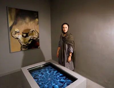 نگاهی به مفهوم برزخ از زاویه‌‌ای جدید/ تصاویری از  نمایشگاه نقاشی و چیدمان الیکا هدایت در گالری محسن