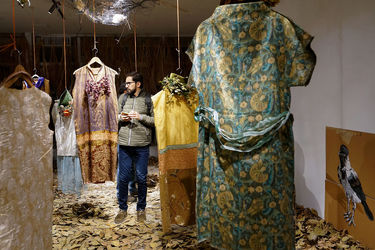 نمایش لباس‌های شقایق عربی به همراه چیدانی از فریدون آو در گالری اردیبهشت