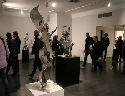 ببینید: مجسمه‌های استیل از انسان هوشمند