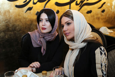 فرش فیروزه‌ای نمایش "مرد بالشی" در مرکز خرید تندیس