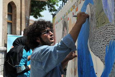 نقاشی گروهی صلح توسط جمعی از هنرمندان در موزه استاد صنعتی