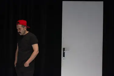 نمایش "گرگ‌ها کروات نمی‌زنند" در عمارت نوفل لوشاتو
