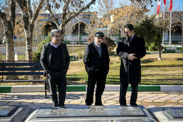 گل‌باران قطعه هنرمندان توسط وزیر ارشاد و معاون هنری وزارت ارشاد