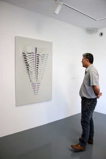 نمایشگاه نقش برجسته‌های هندسی محسن وزیری مقدم  در گالری اعتماد