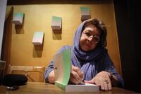 دستمریزاد به همه ما که هنوز هستیم/ عکس های تماشایی از جشن امضای تازه ترین اثر لیلی گلستان