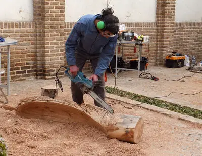 ببینید: هنرمندان در مقابل مردم مجسمه‌های چوبی می‌سازند