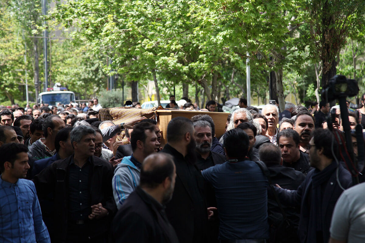 تشییع پیکر عارف لرستانی از مقابل تالار وحدت