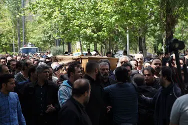 تشییع پیکر عارف لرستانی از مقابل تالار وحدت