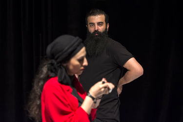 نمایش "گرگ‌ها کروات نمی‌زنند" در عمارت نوفل لوشاتو