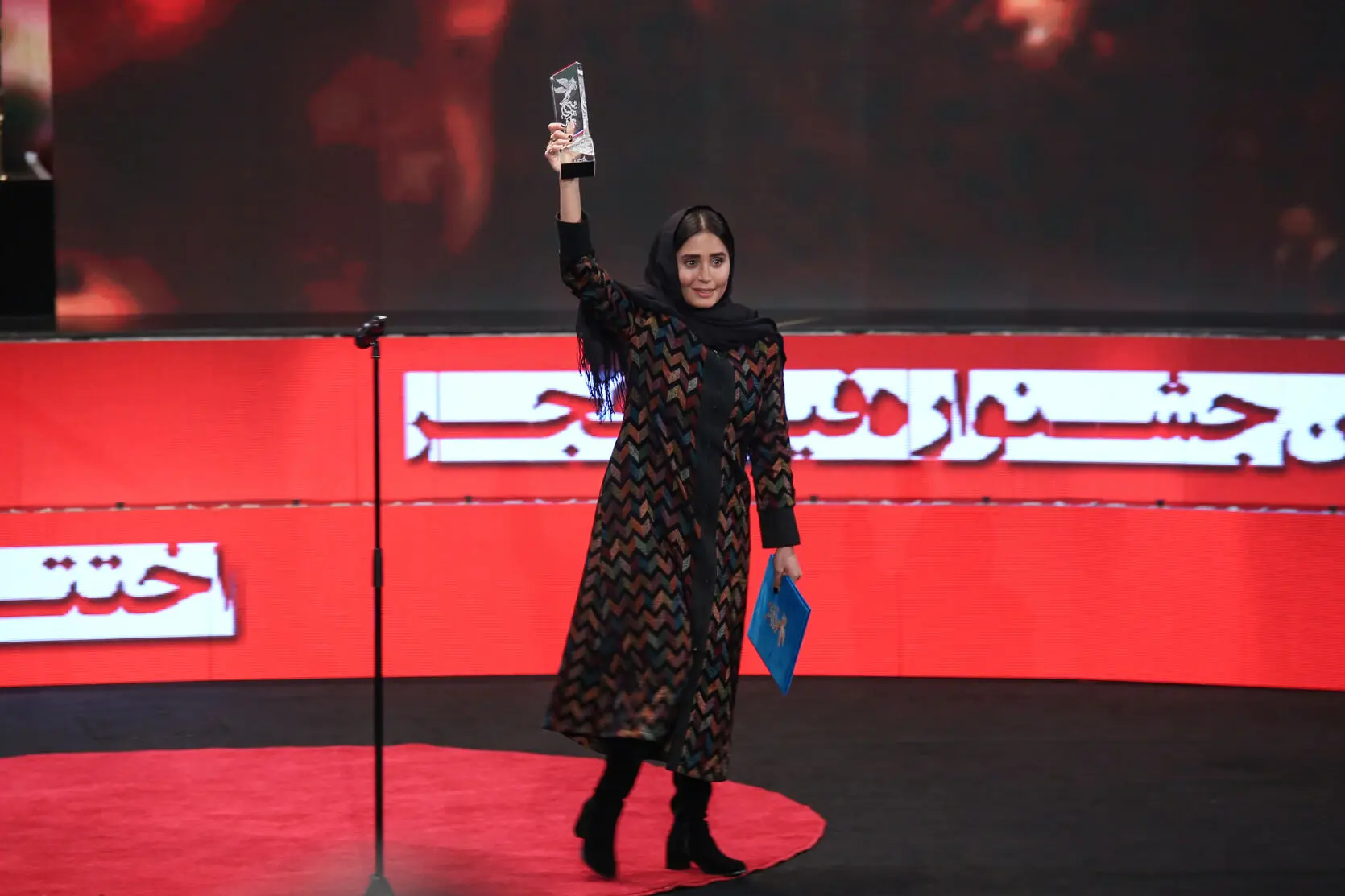 ببینید: از لبخند معنادار نوید محمدزاده تا گریه‌های الناز شاکردوست / حاشیه‌های اختتامیه سی و هفتمین جشنواره فیلم فجر