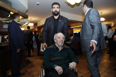 فرش فیروزه‌ای نمایش "مرد بالشی" در مرکز خرید تندیس