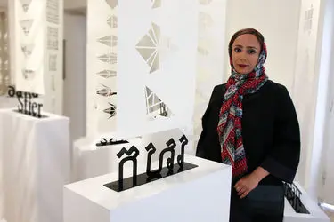 نمایشگاه آثار معصومه مهتدی و هیلده آوربرگ هنرمند بلژیکی در عمارت رو به رو 