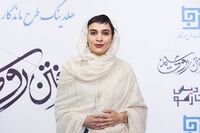 شعرخوانی اندیشه فولادوند در قرنطینه؛ سیگار پشت سیگار/ فیلم